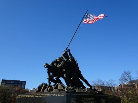 نصب تذكاري يمثل التاريخ العسكري للامبراطورية الأمريكية Marine Corps Memorial, Photo by Natalia FaLon: https://www.pexels.com/photo/marine-corps-war-memorial-21591486/