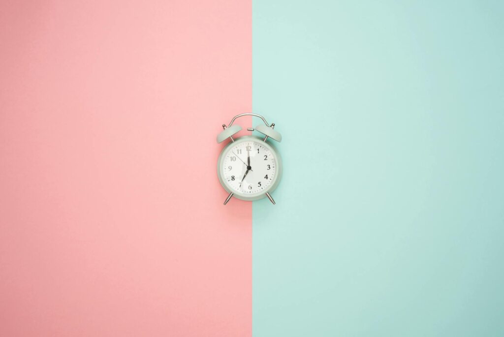 Gray double-bell clock on split background for time management Photo by Moose Photos: https://www.pexels.com/photo/gray-double-bell-clock-1037993/