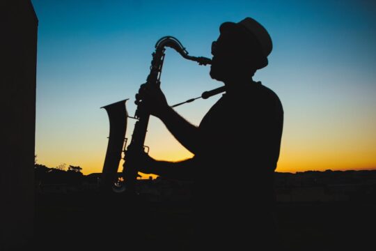 رجل يعزف الموسيقى - موسيقى الجاز Jazz Music - A man plays music Photo by Victor Freitas: https://www.pexels.com/photo/silhouette-of-a-man-playing-saxophone-during-sunset-733767/