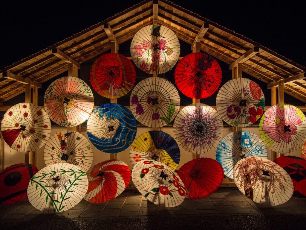 The famous Umbrellas of Japan المظلات اليابانية الشهيرة Image by Kohji Asakawa from Pixabay