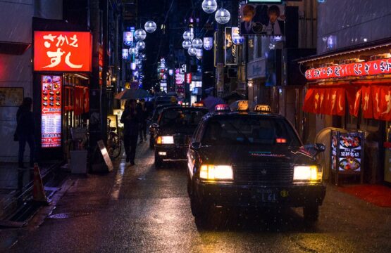 سيارات أجرة في أحد شوارع اليابان الصغيرة Taxis in a small Japanese street Photo by Andrey Grushnikov: https://www.pexels.com/photo/photo-of-cars-in-the-street-940035/