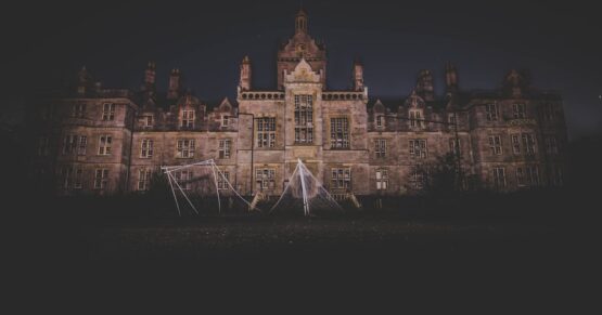 قصر مسكون بالأشباح Haunted house Photo by Jack Gittoes: https://www.pexels.com/photo/brown-concrete-castle-775667/